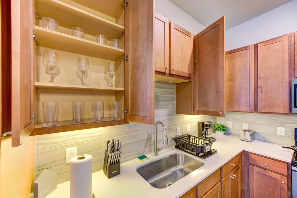 Fancy Apt Downtown. Pool. Gym. Lounge. Pet Ok Houston Bagian luar foto