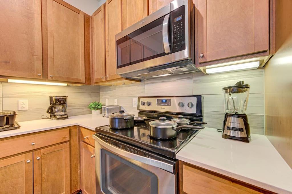 Fancy Apt Downtown. Pool. Gym. Lounge. Pet Ok Houston Bagian luar foto